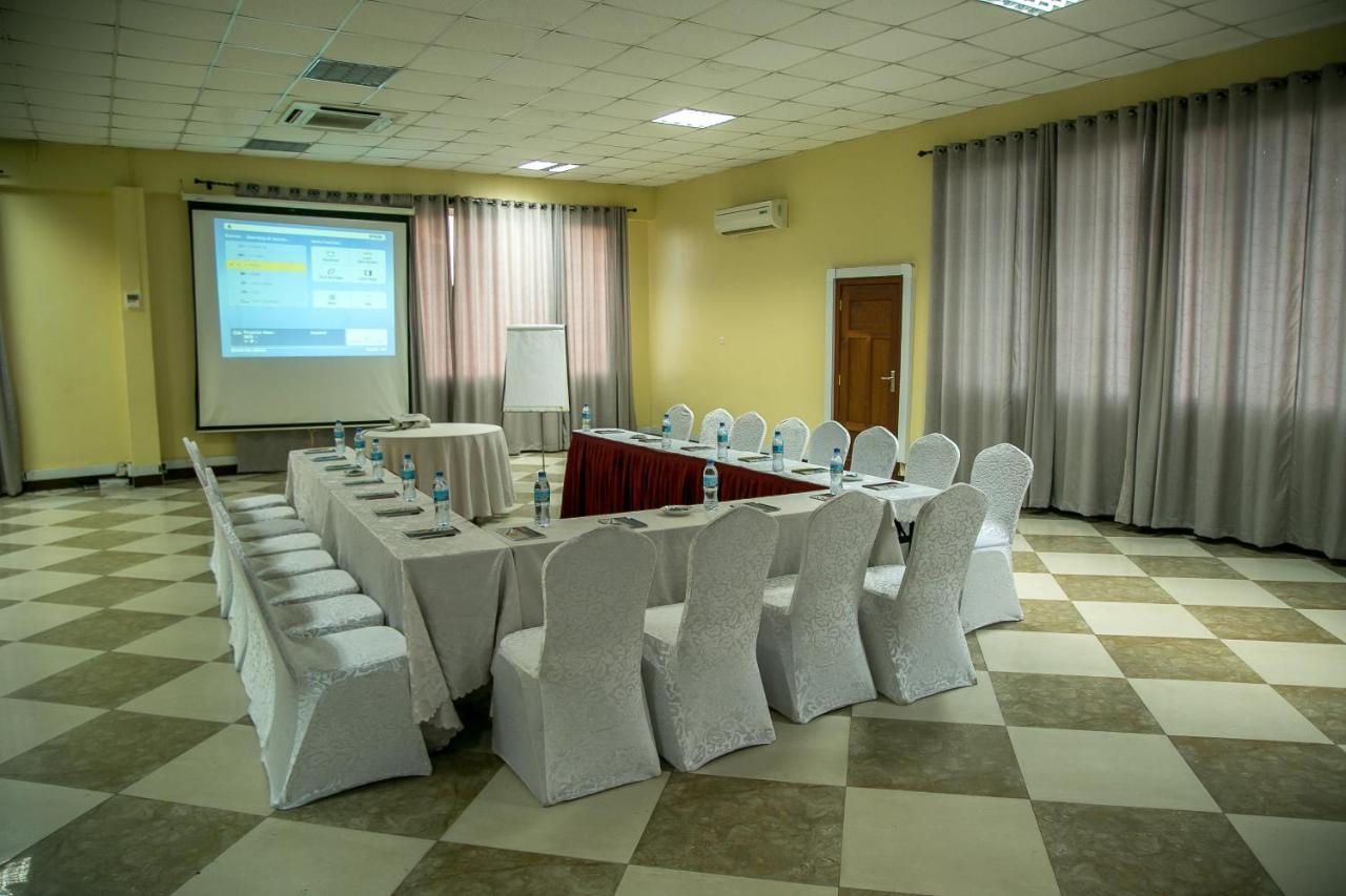 Kebbys Hotel Dar es Salaam Esterno foto