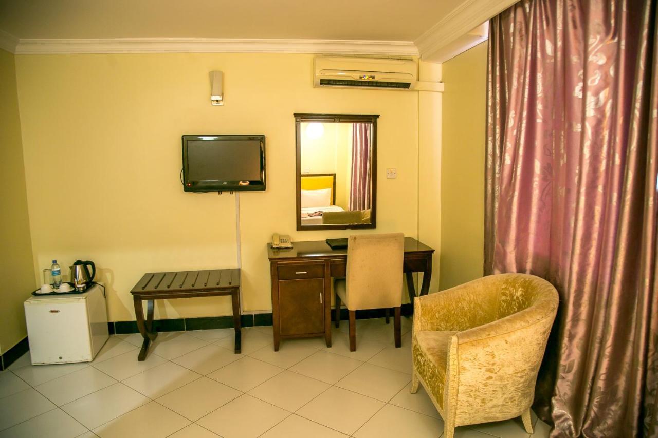 Kebbys Hotel Dar es Salaam Esterno foto
