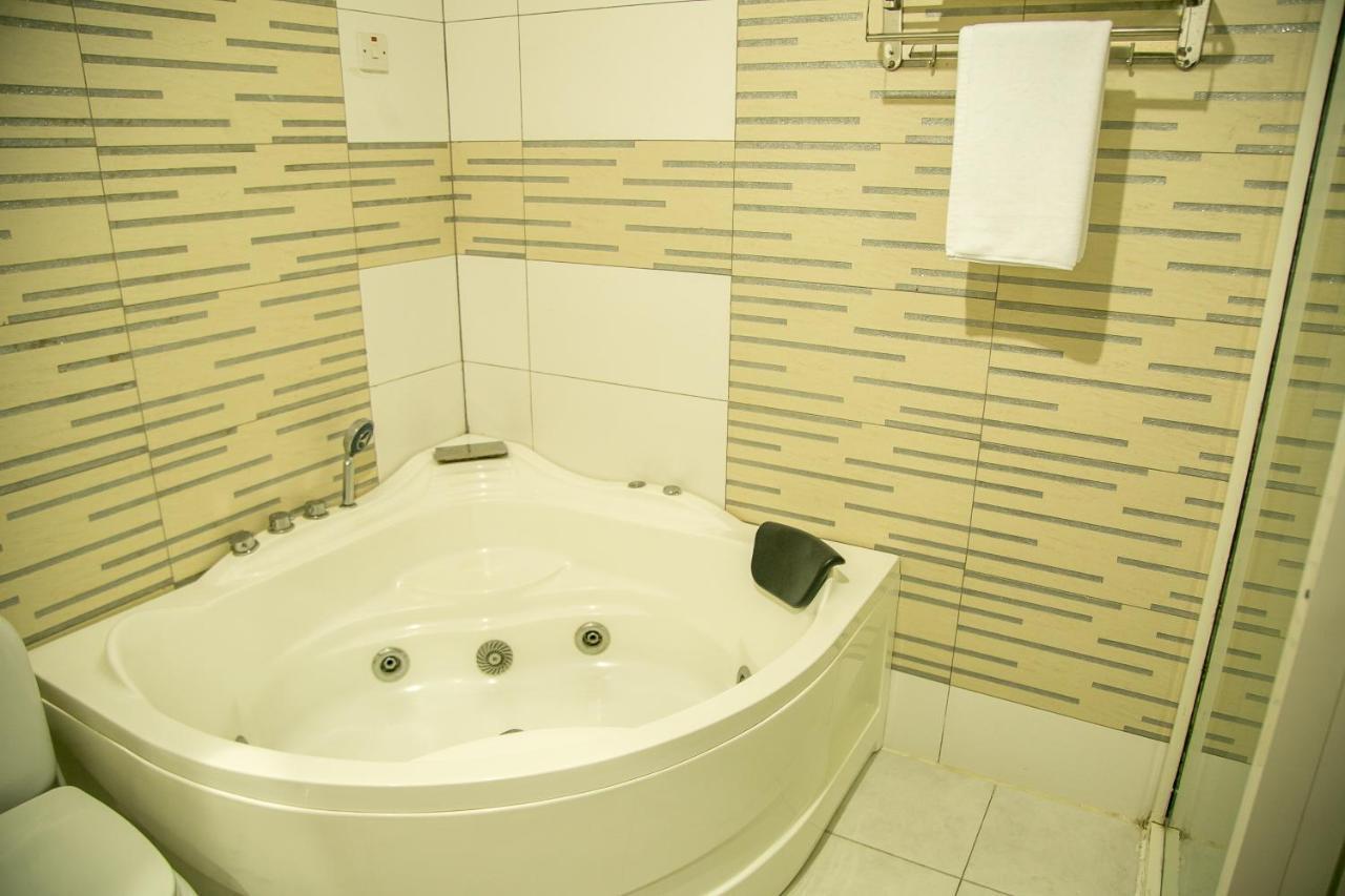 Kebbys Hotel Dar es Salaam Esterno foto
